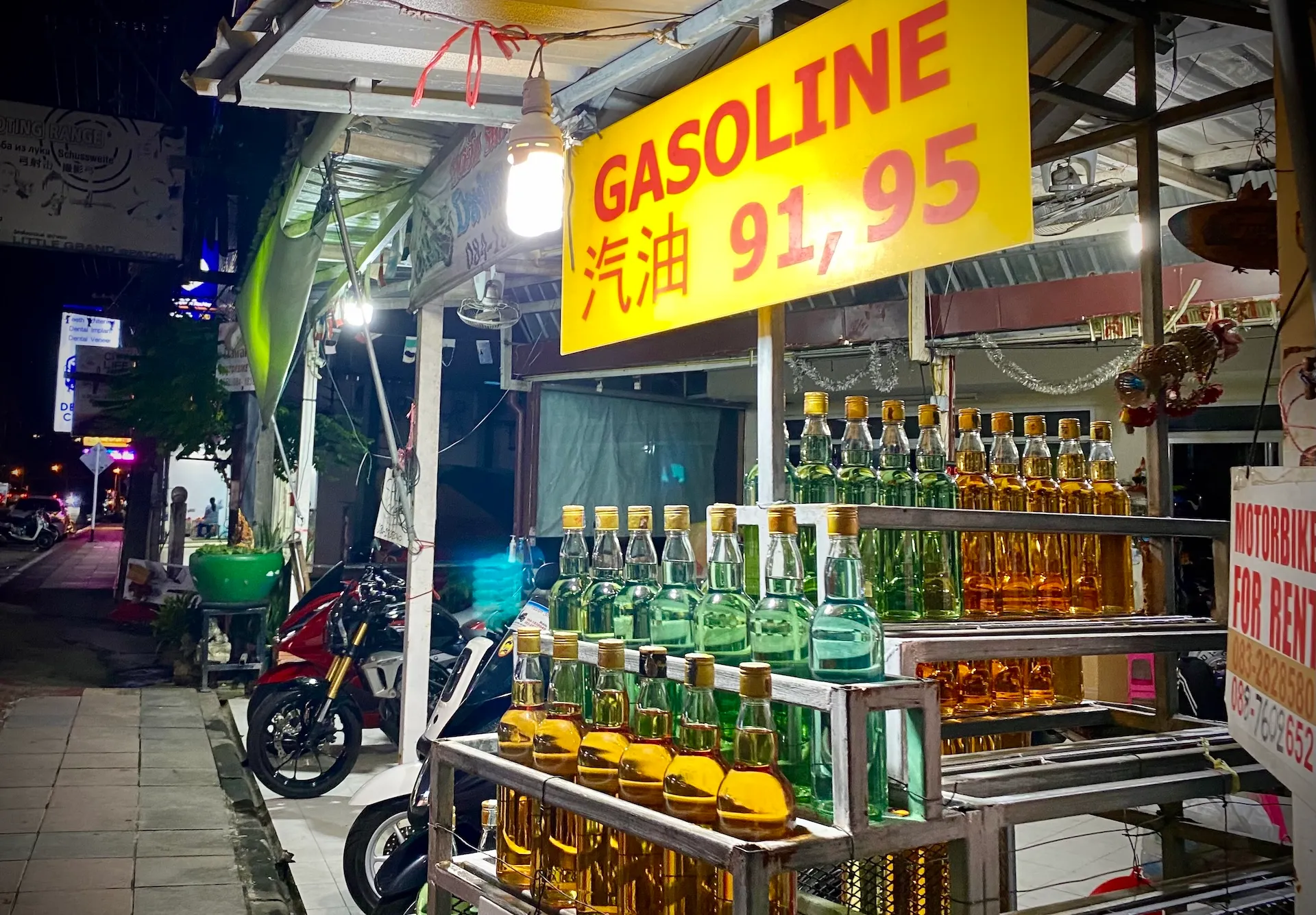 Бензин в бутылках на Ко Тао