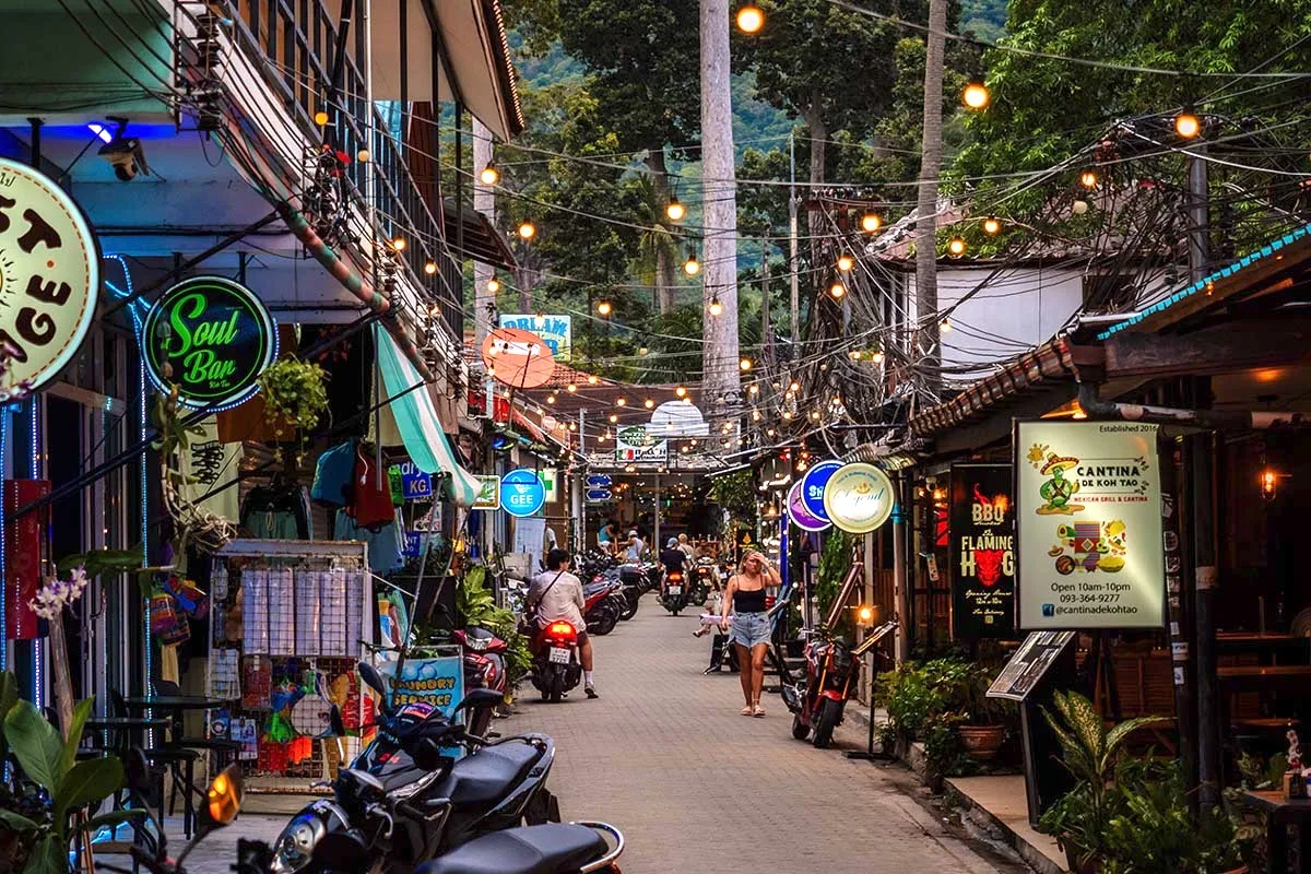 Улица Сайри вечером — бары, рестораны и гирлянды